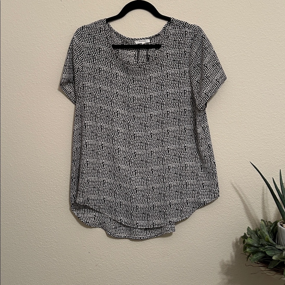 ☀️ 3 $15 Items for $25 ☀️ Chic Black and White Blouse
